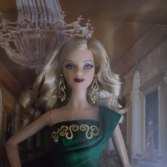 Barbie Collector Holiday Barbie 2011 - Picture 3 of 5